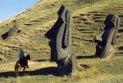 Los monolitos de la Isla de Pascua, llamados moai, en un paisaje volcánico... de Thomas J. Abercrombie