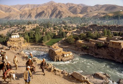 Miembros de una tribu junto al río Kokcha a su paso por el desfiladero de Faizabad, una cap... de Thomas J. Abercrombie