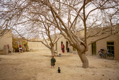 Mujeres y niños del pueblo turcomano de Berzeed. de Thomas J. Abercrombie