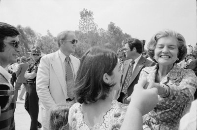 La Primera Dama Betty Ford estrecha la mano en una parada de campaña en el Sur. de Thomas J. O