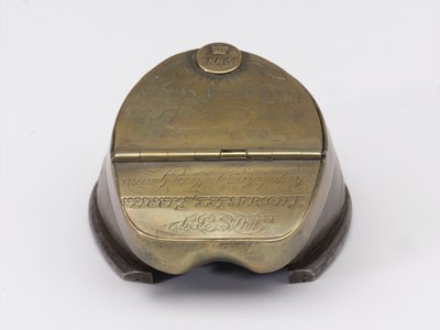 Tintero de casco de caballo perteneciente al Capitán William Tyrwhitt Drake, Guardias Reales de Caballería, c.1829 de Thomas Lee