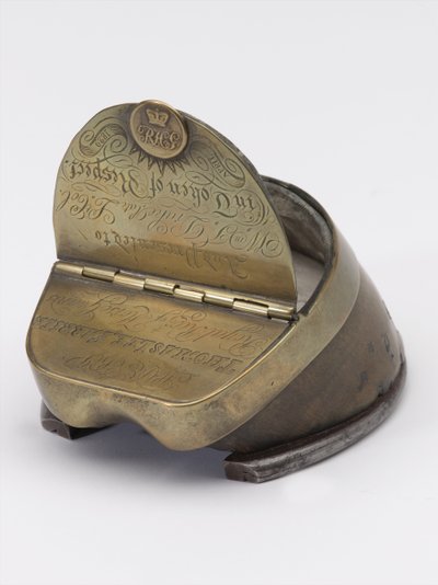 Tintero de casco de caballo perteneciente al Capitán William Tyrwhitt Drake, Guardias Reales de Caballería, c.1829 de Thomas Lee
