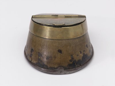 Tintero de casco de caballo perteneciente al Capitán William Tyrwhitt Drake, Guardias Reales a Caballo, c.1829 de Thomas Lee