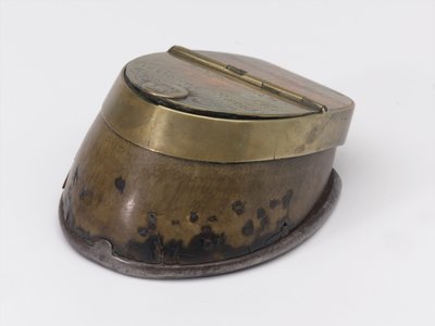Tintero de casco de caballo perteneciente al Capitán William Tyrwhitt Drake, Guardias Reales a Caballo, c.1829 de Thomas Lee