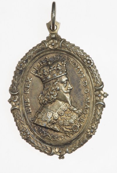 Insignia de apoyo de Carlos I y Henrietta Maria, c.1649 (plata dorada) de Thomas Rawlins