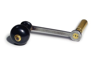 Llave de un reloj de mesa de William y Mary con repetición de cuartos, no. 167, c.1690 de Thomas Tompion