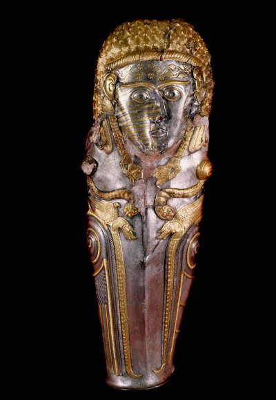 Arte tracio: cnemide de oro y plata para protección de la espinilla de Thracian Thracian