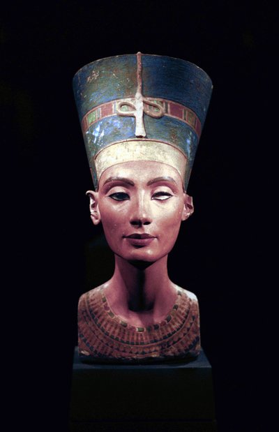 Busto de Nefertiti (c1370- c1330 a.C.) Gran Esposa Real (consorte principal) del faraón egipcio Akhenatón. Nefertiti y su esposo fueron conocidos por una revolución religiosa. Comenzaron a adorar a un solo dios, Atón, el disco solar de Thutmose Thutmose