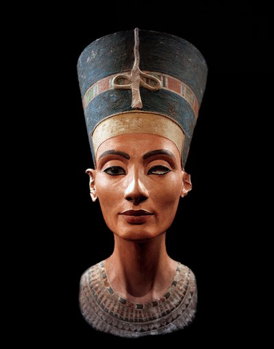Busto de Nefertiti (c1370- c1330 a.C.) Gran Esposa Real (consorte principal) del faraón egipcio Akhenatón. Nefertiti y su esposo fueron conocidos por una revolución religiosa. Adoraban a un solo dios, Atón, el disco solar de Thutmose Thutmose