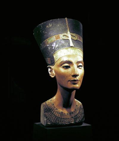 Busto de Nefertiti (c1370- c1330 a.C.) Gran Esposa Real (consorte principal) del faraón egipcio Akhenatón. Nefertiti y su esposo fueron conocidos por una revolución religiosa. Comenzaron a adorar a un solo dios, Atón, el disco solar de Thutmose Thutmose