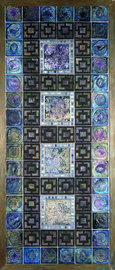 Panel de azulejos de vidrio Favrile, moldeado con flores y diseños geométricos, siglo XX de Tiffany Studios