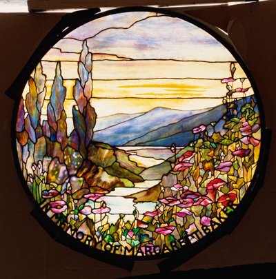 Ventana con puesta de sol y montañas, Tiffany Studios, c.1900 de Tiffany Studios
