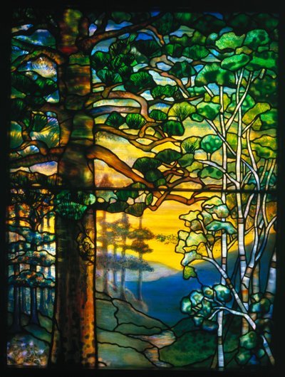 Ventana de paisaje que representa un arroyo serpenteante sombreado por altos abetos de Tiffany and Company