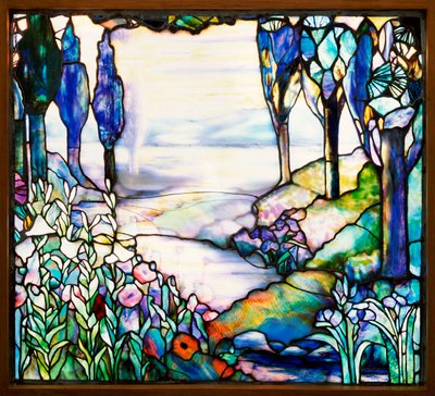 Ventana de paisaje que representa un río serpenteante desde una cordillera distante al anochecer, con cipreses, lirios, amapolas e iris, c.1915 de Tiffany and Company