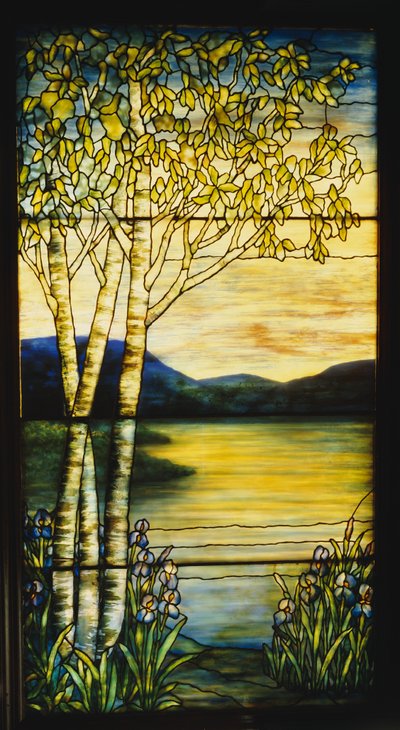 Ventana de paisaje de una vista distante a través del agua con abedules e iris en primer plano de Tiffany and Company