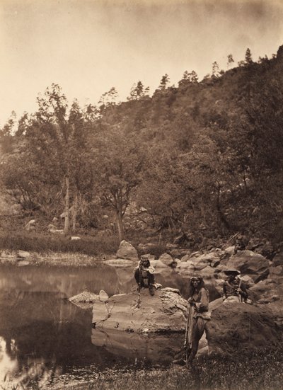 Vista del lago Apache, Sierra Blanca, Arizona, con dos exploradores apaches en primer plano de Timothy H. O