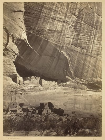 Ruinas antiguas en el Cañón de Chelle, N.M. En un nicho a 50 pies sobre el lecho actual del Cañón. de Timothy O