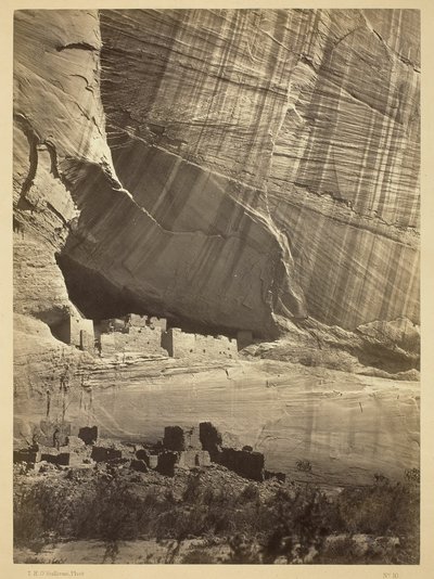 Ruinas antiguas en el Cañón de Chelle, N.M. En un nicho a 50 pies sobre el lecho actual del Cañón. de Timothy O
