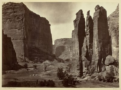 Cañón de Chelle, paredes del Gran Cañón, de unos 1200 pies de altura. de Timothy O