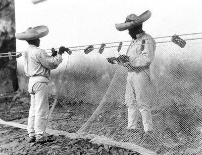 Pescadores con Redes, México, c.1926 de Tina Modotti