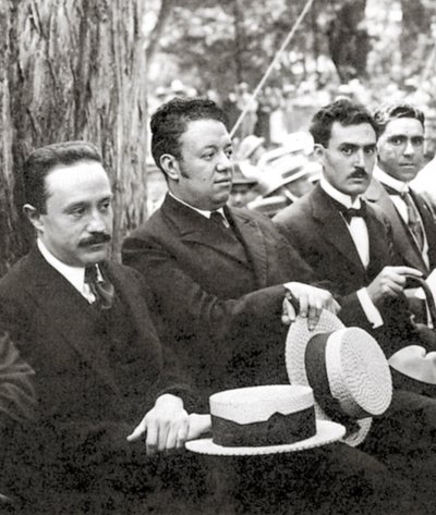 José Vasconcelos y Diego Rivera durante un evento al aire libre en el Parque Chapultepec, Ciudad de México, 1921 de Tina Modotti