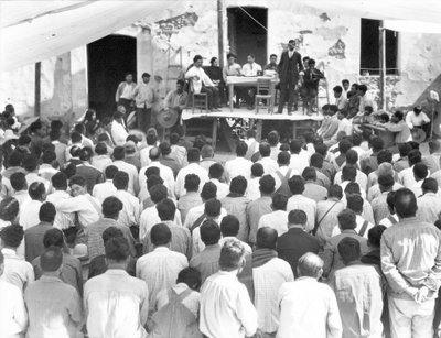 Reunión de los Campesinos: En la Mesa Xavier Guerrero y Julio Antonio Mella, Jalapa, México, 1927 de Tina Modotti