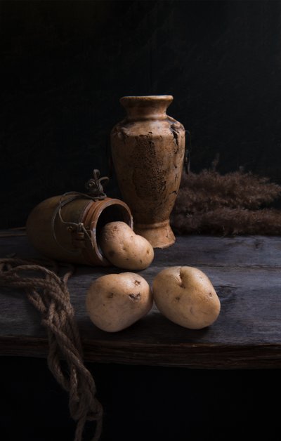 Naturaleza muerta rústica con patatas de Tina Reid