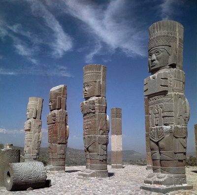 Columnas atlantes en la Pirámide B en forma de guerreros toltecas de Toltec Toltec
