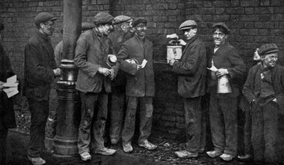 Votación para la huelga del carbón, Wheatsheaf Colliery, Pendlebury, enero de 1912, c. 1920 de Topical Press Agency