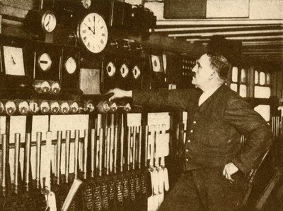 Registro de la señal horaria diaria en la estación de Liverpool Street, Ferrocarril del Noreste de Londres, 1930 de Topical Press Agency