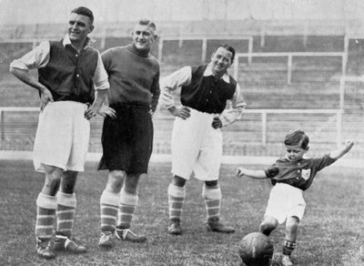 El joven Tony Hapgood muestra sus habilidades en Highbury, Londres, c1933-c19375 de Topical Press Agency