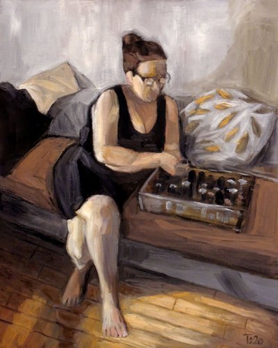 Mujer ordenando botellas de Tore Bahnson