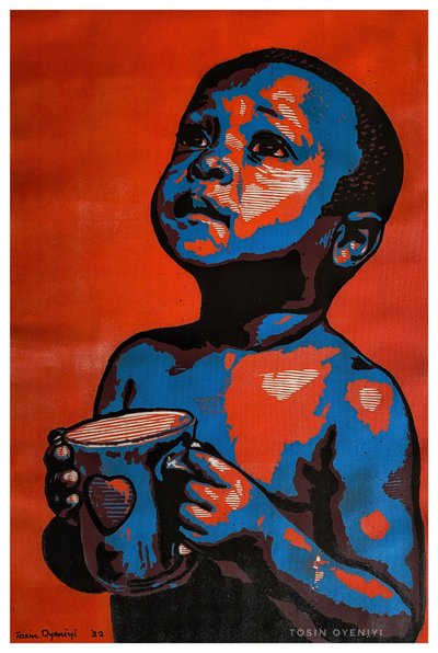 Niño esperanzado con una taza de Tosin Oyeniyi