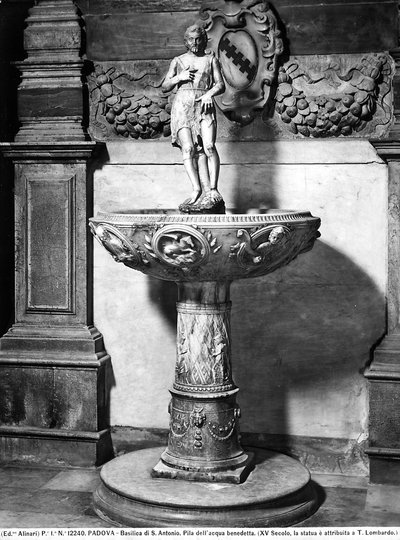 Pila de agua bendita coronada por una estatuilla de Juan el Bautista, Basílica de S. Antonio, Padua de Tullio Lombardo