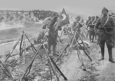 Columna de infantería turca en descanso, c.1914-15 de Turkish Photographer