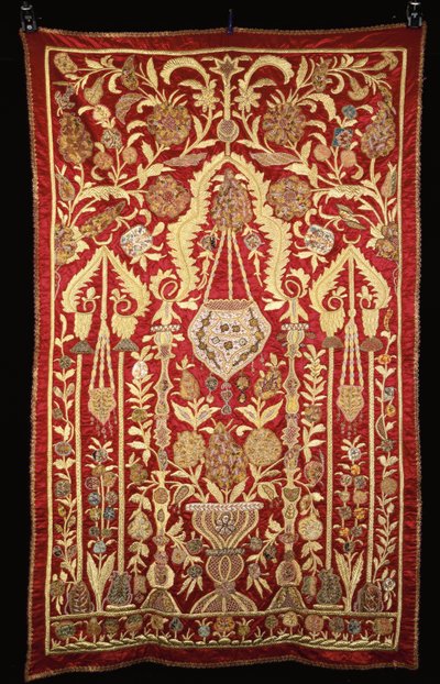 Un arco de oración de satén rojo, bordado con hilos dorados y plateados y apliques con brocados de Turkish School