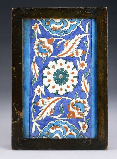 Un azulejo de borde de Iznik, con una flor central entre palmeta enrollada y vid frondosa, c.1570 de Turkish School