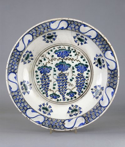 Plato de cerámica de Iznik, con un medallón central que representa tres racimos de uvas y hojas de vid, c.1570 de Turkish School