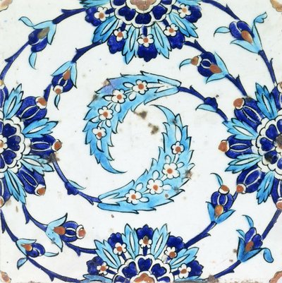 Un azulejo de cerámica de Iznik, con un motivo floral en espiral, principios del siglo XVII de Turkish School