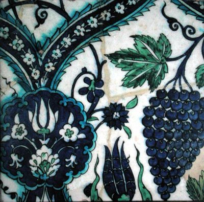 Azulejo de Isnik con flores y un racimo de uvas de Turkish School