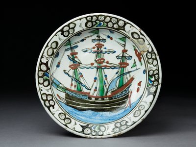 Plato de pasta de piedra con decoración bajo vidriado, Iznik, c.1620-30 de Turkish School