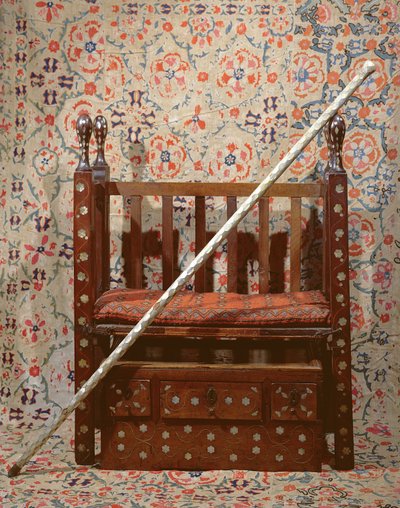 El bastón y el trono de Kapidgi Bachi (madera, textil y nácar) de Turkish School