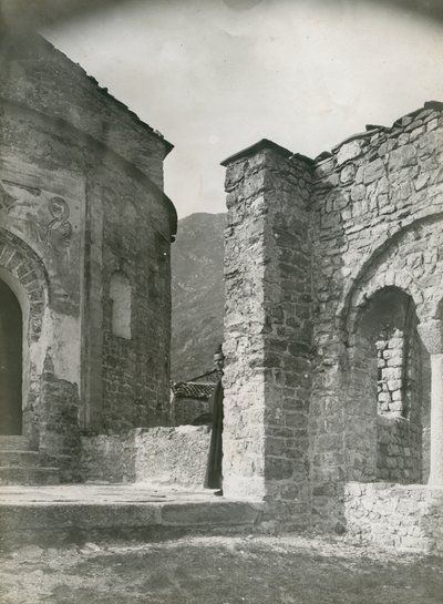 Abadía de San Pietro al Monte, Civate, Lombardía, Italia, fotografía de Ugo Monneret de Villard, hacia 1910. de Ugo Monneret de Villard