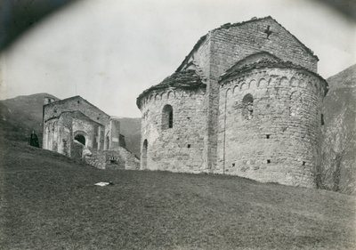 Ábside de la abadía de San Pietro al Monte, Civate, Lombardía, Italia, fotografía de Ugo Monneret de Villard, hacia 1910. de Ugo Monneret de Villard