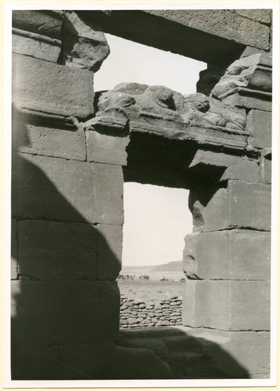 Arquitrabe en templo, Naqa, Sudán, fotografía de Ugo Monneret de Villard de Ugo Monneret de Villard