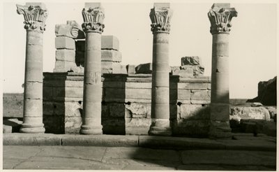 Columnata del ninfeo romano, Dendera, Egipto, fotografía de Ugo Monneret de Villard de Ugo Monneret de Villard