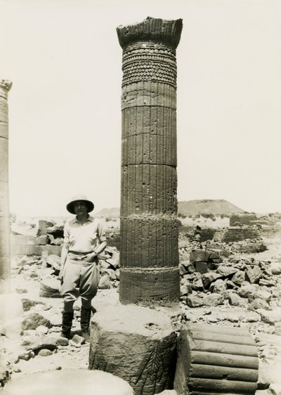 Columna con relieves decorativos, ruinas de un templo en el Gran Recinto, Musawwarat es Sufra, Sudán, fotografía de Ugo Monneret de Villard. de Ugo Monneret de Villard