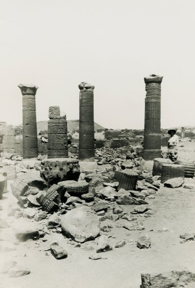 Columnas y ruinas del templo del Gran Recinto, Musawwarat es Sufra, Sudán, fotografía de Ugo Monneret de Villard de Ugo Monneret de Villard