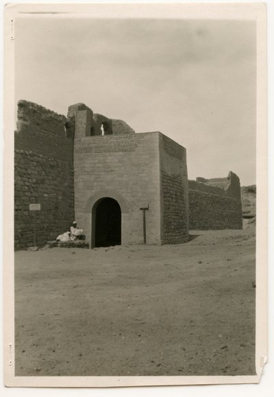 Puerta oriental y torre del monasterio de San Simeón, Asuán, Egipto, fotografía de Ugo Monneret de Villard. de Ugo Monneret de Villard