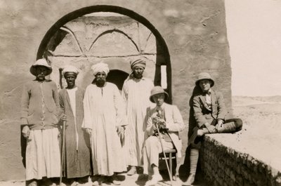 Cuatro obreros, el arquitecto Ferdinando Reggiori y el arqueólogo Ugo Monneret de Villard en el Monasterio de San Simeón, Asuán, Egipto, fotografía de Ugo Monneret de Villard. de Ugo Monneret de Villard